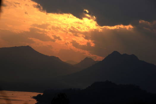 Luang Prabang - Uitzicht vanaf de heuvel met de tempel in Luang Prabang