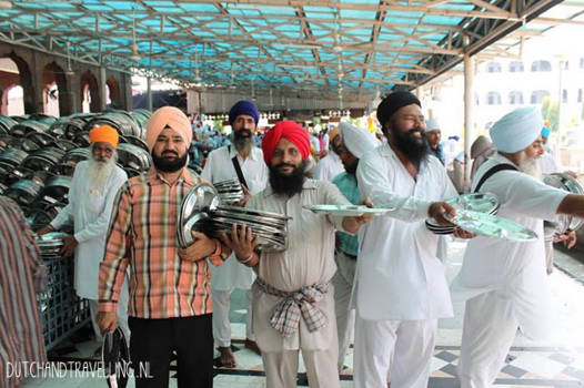 Amritsar - Borden uitdelers voor de gezamenlijke lunch (vrijwilligers)
