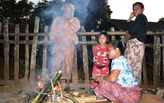Pai - De dorpelingen koken sticky rice voor ons op het vuur