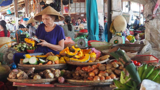 Hoi An - Fruitverkoopster in de oude markthal
