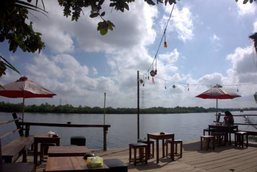 Kampot - Een van de vele en betaalbare hotels langs de idyllische rivier