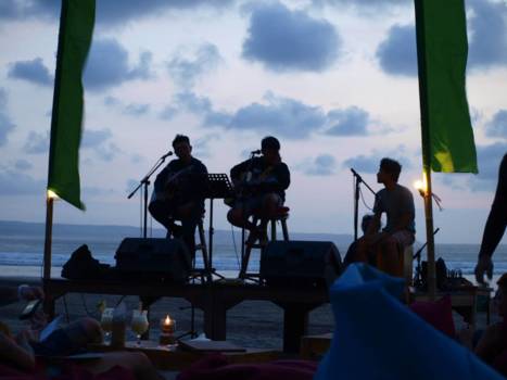 Kuta, Legian en Seminyak - Liveband bij beachclub