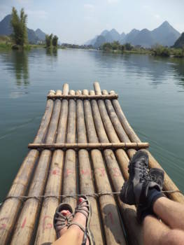 Yangshuo - bamboo boat rit van the giggling tree