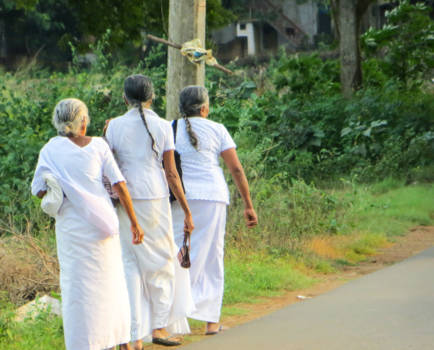 Tissamaharama - Volle maan-in het wit gekleed op weg naar de tempel