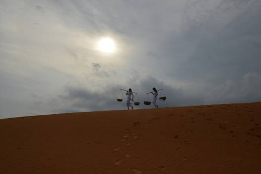 Mui Ne - Locale dames op de zandduinen van Mui Ne