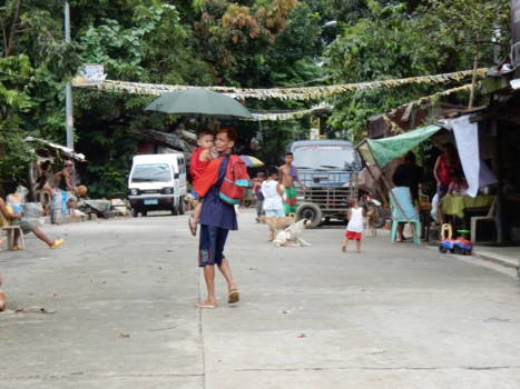 Filipijnen - Father carries his son