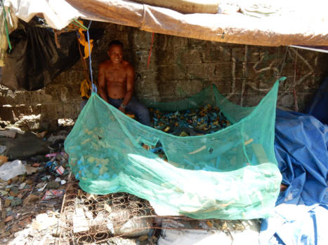 Filipijnen - Making pillows from recyled foam