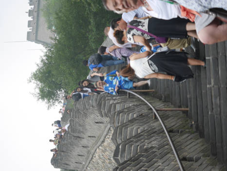 China - Met duizenden Chinezen de Lange Muur op onder de hete zon...Land van de Rijzende zon.