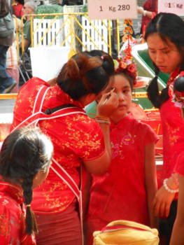 Chinatown Bangkok - Mama smukt de kinderen op voor het Nieuwe Chinese jaar
