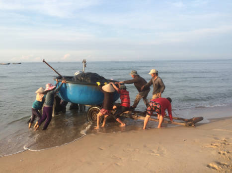 Vietnam - Binnen loodsen van de visboot/kuip