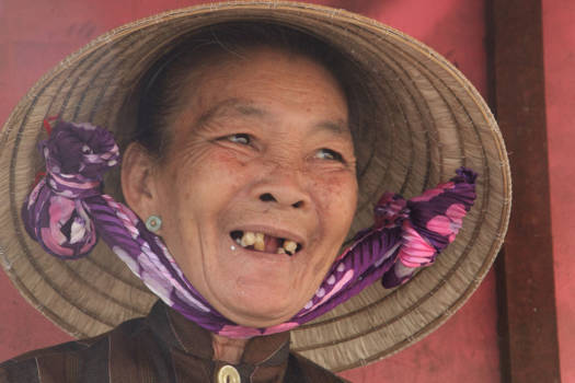 Vietnam - Visverkoopster in Vietnamese haven