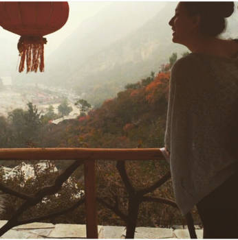 China - binnen gebroken bij vakantie Chinese huisjes in aanbouw op een berg