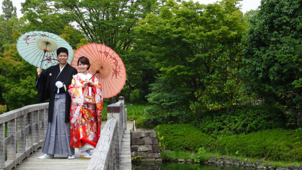 Japan - Just married couple in Shirotori Garden, Nagoya