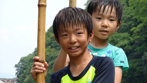 Japan - Happy kids at the Hozugawa River Jp/