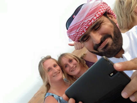 Dubai - Selfie met de gids in de woestijn!