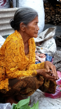 Prambanan - Mooie oudere vrouw op de markt, welk verhaal verteld haar denkende gezicht?