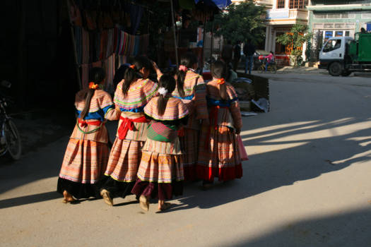 Bac Ha - De school meisjes dragen traditioneel kleding