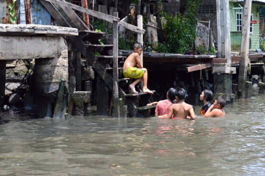 Bangkok - Wij zouden hier nooit zwemmen, maar deze kinderen in Bangkok genoten enorm.