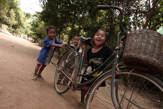 Cambodja - Boodschappen doen op de fiets