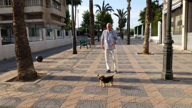 Taj Mahal - Aan de wandel met zn hondje in benidorm Spanje
