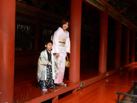 Japan - moeder en zoon bezoeken de tempel voor een speciale dienst. (vader was er ook bij )