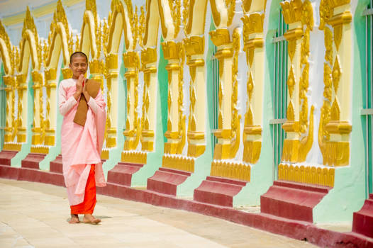 Myanmar - bidden in de tempel