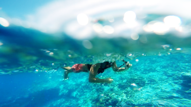 Malediven - Playing in the ocean