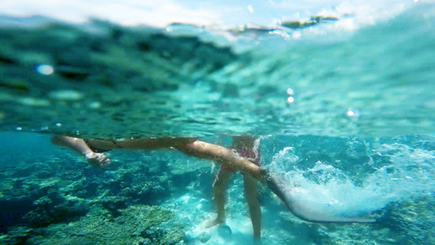 Malediven - Playing in the ocean