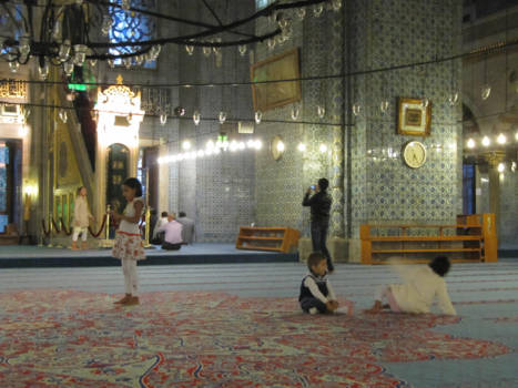Istanbul - Kinderen spelen in de moskee