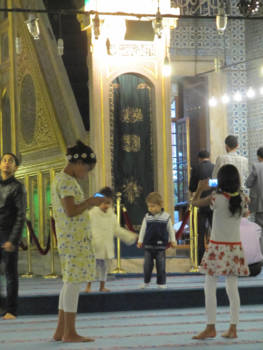 Istanbul - Jonge meisjes maken foto's in de moskee, kleinere kinderen spelen