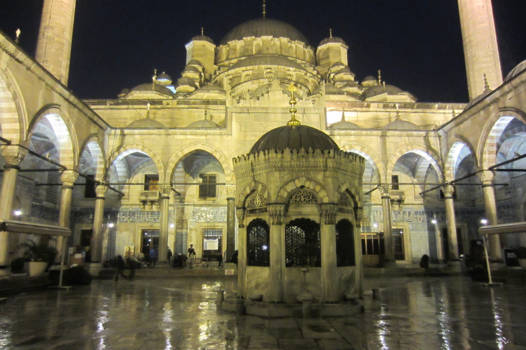 Istanbul - Weerspiegeling door regen op de binnenplaats van een moskee