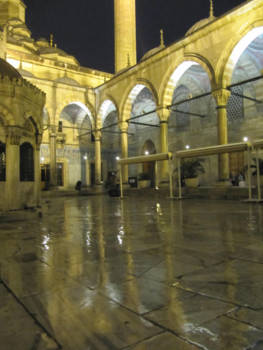 Istanbul - Weerspiegeling  regen op de binnenplaats van een moskee gezien vanuit een andere hoek