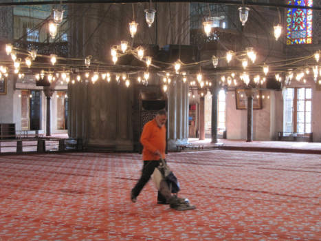 Istanbul - Man stofzuigt de moskee