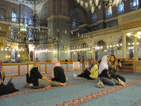 Istanbul - Toeristen en studentes uit Rusland in een moskee