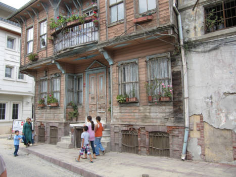 Istanbul - Straatbeeld met houten huis in Istanbul