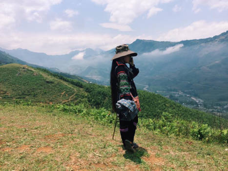 Sapa - Zelfs de traditionele vrouwen in Sapa kunnen tegenwoordig niet meer zonder 