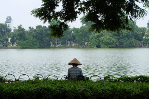 Hanoi - Relaxing at the lake