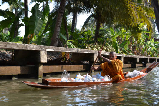 Kanchanaburi - Monnik met zijn offers