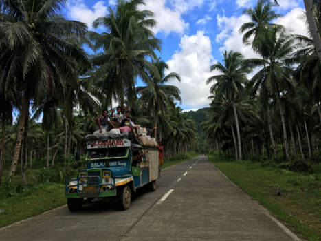 Filipijnen - Fully packed jeepney in Siargao - Philippines