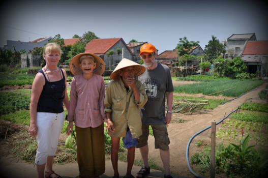 Vietnam - 90 Jaar Al 60 jaar getrouwd , Blij en gelukkig met het weinige dat ze bezitten.