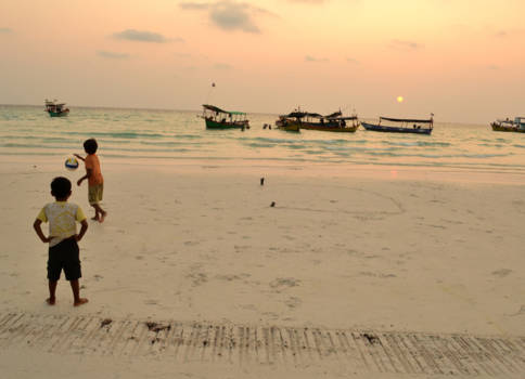 Koh Rong - Spelen met de ondergaande zon.