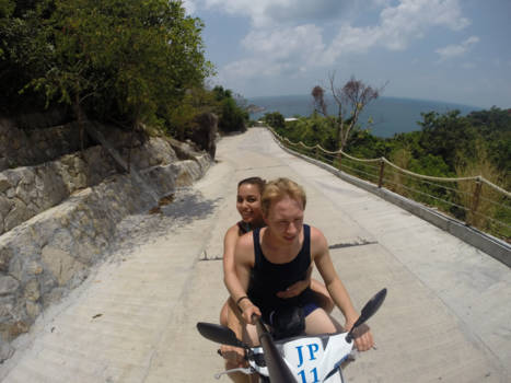 Koh Tao - 1 van onze favoriete bezigheden in Thailand. Scooter rijden!