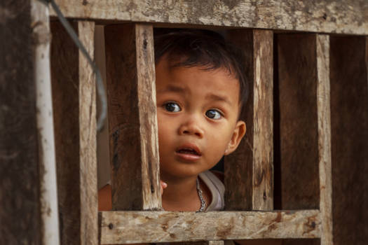 Maleisië - Hill tribe jongetje is nieuwsgierig naar het bezoek