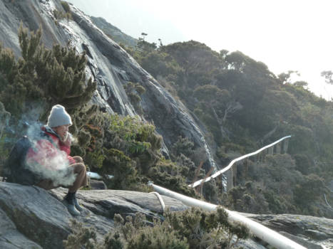 Mount Kinabalu beklimmen - Guide enjoys a morning cigarette at Mount Kinabalu