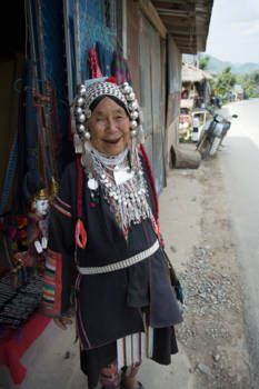 Thailand - Een ontzettend lieve, vrolijke, kleurrijke vrouw, uit de bergstammen van Chiang Mai
