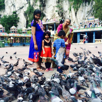 Kuala Lumpur - Lief klein meisje te midden van duiven