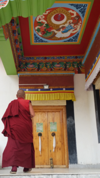 India - Monnik bij een monastery