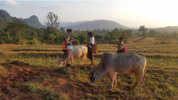 Kalaw - Polaroids uitdelen in Myanmar