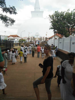 Anuradhapura - Ruwanwelisaya Stupa tussen de lokale bevolking