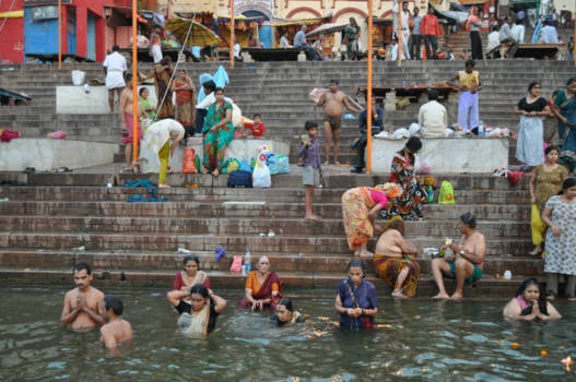 Varanasi - Badende mensen in de Ganges - Gaths Varanasi India